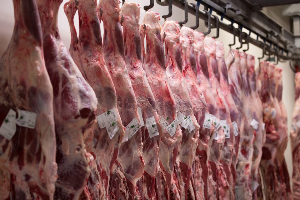 Vlees hangend